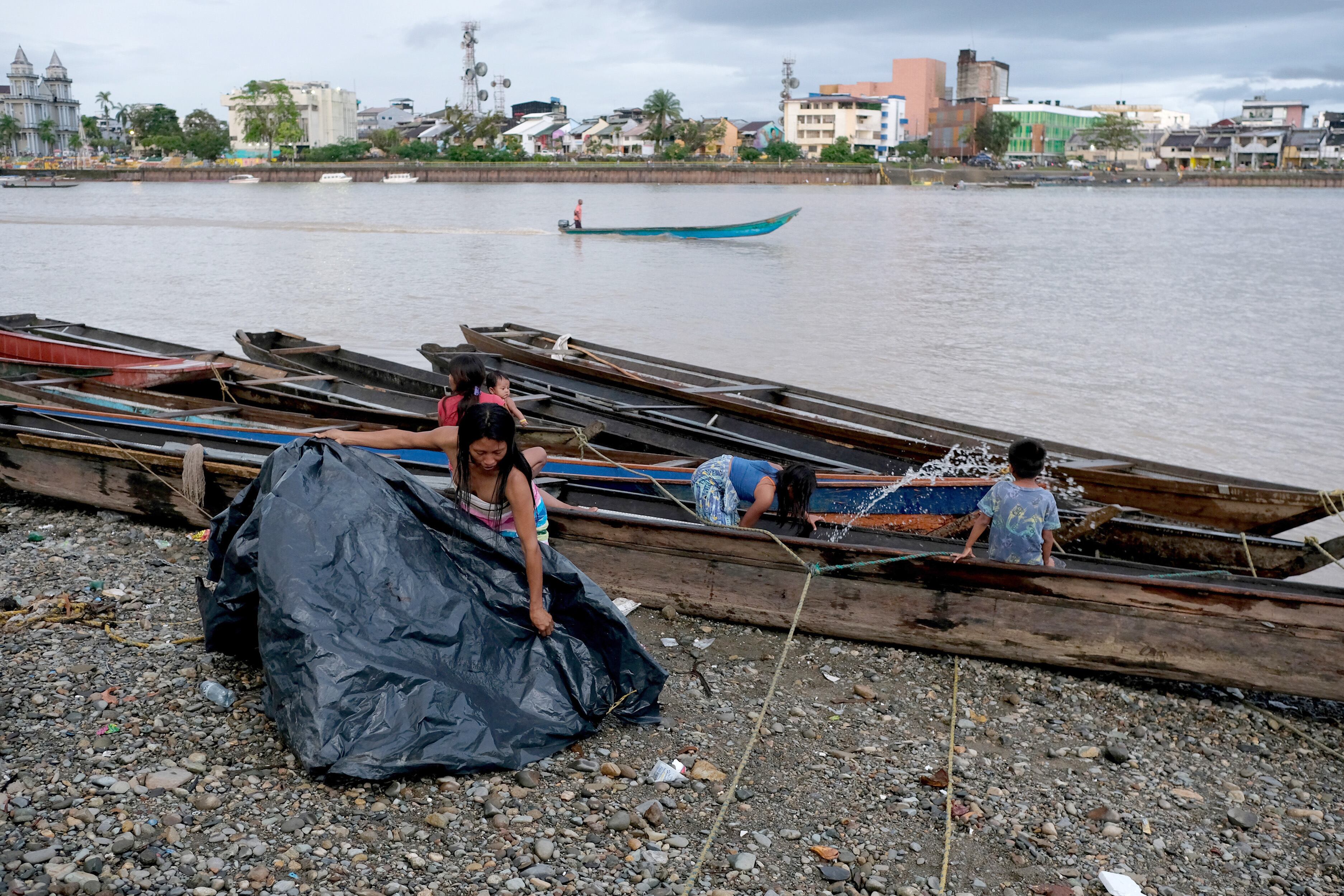La pobreza cae en Colombia, pero el descenso es más lento para las mujeres y los indígenas