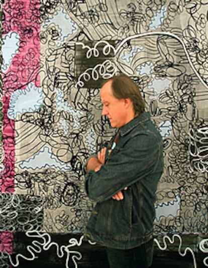 Juan Uslé, ante su cuadro <i>Bilingual</i> (1998-1999).