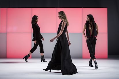 La brasilera Ana Beatriz Barros (centre) a la desfilada inaugural.