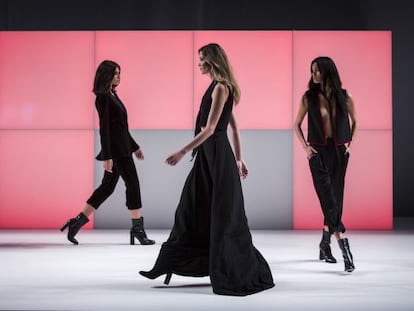 La brasilera Ana Beatriz Barros (centre) a la desfilada inaugural.