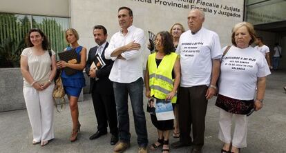 Cuatro de los demandantes por la falta de información de la Casa Cuna (a la izquierda), junto a afectados por el robo de bebés.