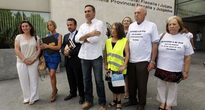 Cuatro de los demandantes por la falta de informaci&oacute;n de la Casa Cuna (a la izquierda), junto a afectados por el robo de beb&eacute;s.