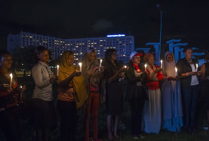 Un grupo de mujeres sostienen velas en plena noche durante la vigilia. Durante esta, se pidió que el First Consultants Hospital de Lagos, lugar de trabajo la doctora Adadevoh, sea rebautizado con su nombre.