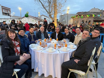 El alcalde de Parla, Ramón Jurado (5to por la dcha.) sentado con dos concejales de su partido (ambos en la dcha.) y representantes de la comunidad musulmana en Parla, durante la celebración del Iftar, la ruptura del ayuno en Ramadán, el 15 de marzo. Foto del Ayuntamiento de Parla.