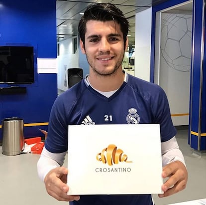 Álvaro Morata intentó crear su propia versión del Manolito, el 'crosantino'. Pero finalmente optó por una solución más práctica y segura: convencer a los Manzano para asociarse. En la imagen, el futbolista con una caja de 'crosantinos'.