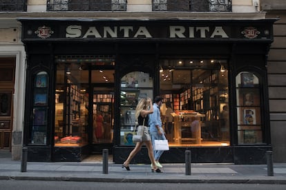 Fachada de la tienda Taschen en Madrid, que ocupa el local de la antigua mercería Santa Rita