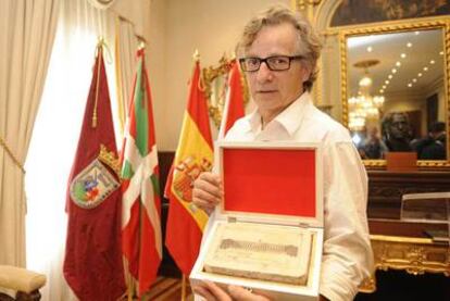 El diseñador Javier Mariscal recibe el premio Olaguibel, ayer en el Ayuntamiento de Vitoria.