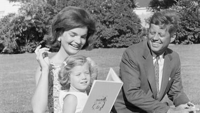 John F. Kennedy, cuando era senador, con su esposa, Jacqueline, y su hija, Caroline, en 1960.