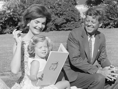 John F. Kennedy, cuando era senador, con su esposa, Jacqueline, y su hija, Caroline, en 1960.