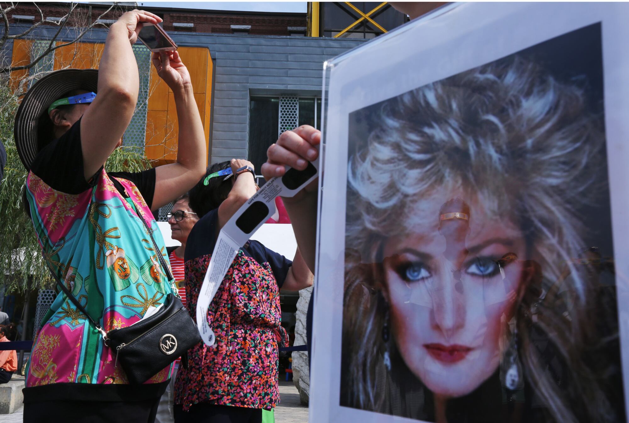 Un retrato de Bonnie Tyler se expuso en el exterior del Children's Museum de Boston el 21 de agosto de 2017, durante el eclipse solar que fue visto desde todo el territorio de Estados Unidos. El retrato era un guiño a su mayor éxito, 'Total Eclipse of the Heart'.