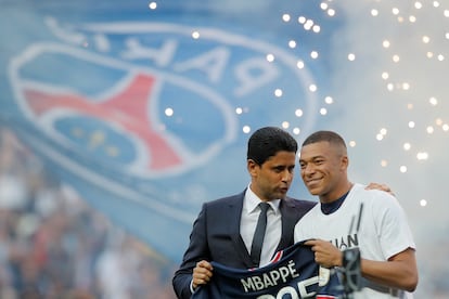 El presidente del PSG Nasser Al-Khelaifi habla con Kylian Mbappe, tras anunciar su renovación hasta el año 2025.