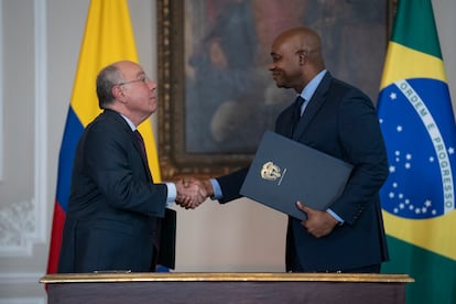 Mauro Viera, canciller de Brasil, y Luis Gilberto Murillo, canciller de Colombia, durante la firma de acuerdos bilaterales.
