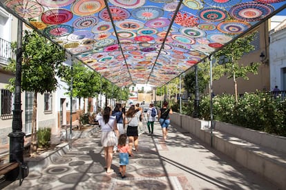 Toldos para paliar el calor en una de las calles de Teba.