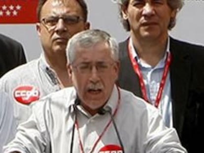 El secretario general de CCOO, Ignacio Fernández Toxo (c), junto al secretario general de UGT, Cándido Méndez (d), y el secretario general de CCOO de Madrid, Javier López (i), durante su discurso en la manifestación.