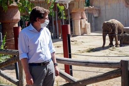 El alcalde de Madrid, José Luis Martínez-Almeida, ha acudido hoy a la reapertura tras el estado de alarma del Zoo, el Parque de Atracciones y el Teleférico.