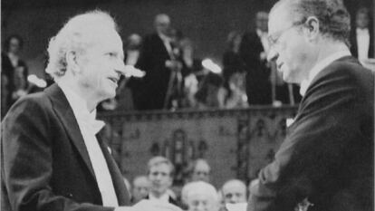 Gary Becker, esquerda, recebe o Nobel de mãos do príncipe de Suecia, Carl Gustaf, em 1992.