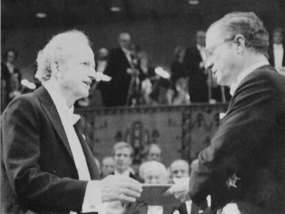Gary Becker, esquerda, recebe o Nobel de mãos do príncipe de Suecia, Carl Gustaf, em 1992.