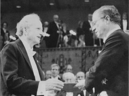 Gary Becker, izquierda, recibe el Nobel de manos del pr&iacute;ncipe de Suecia, Carl Gustaf, en 1992.