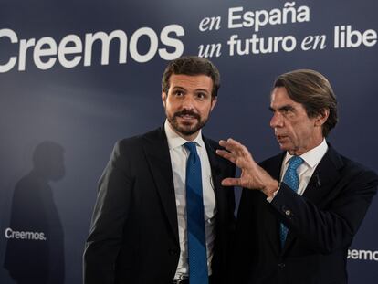 El presidente del PP, Pablo Casado, y el expresidente del Gobierno José María Aznar, en la convención itinerante del PP, este jueves en Sevilla.