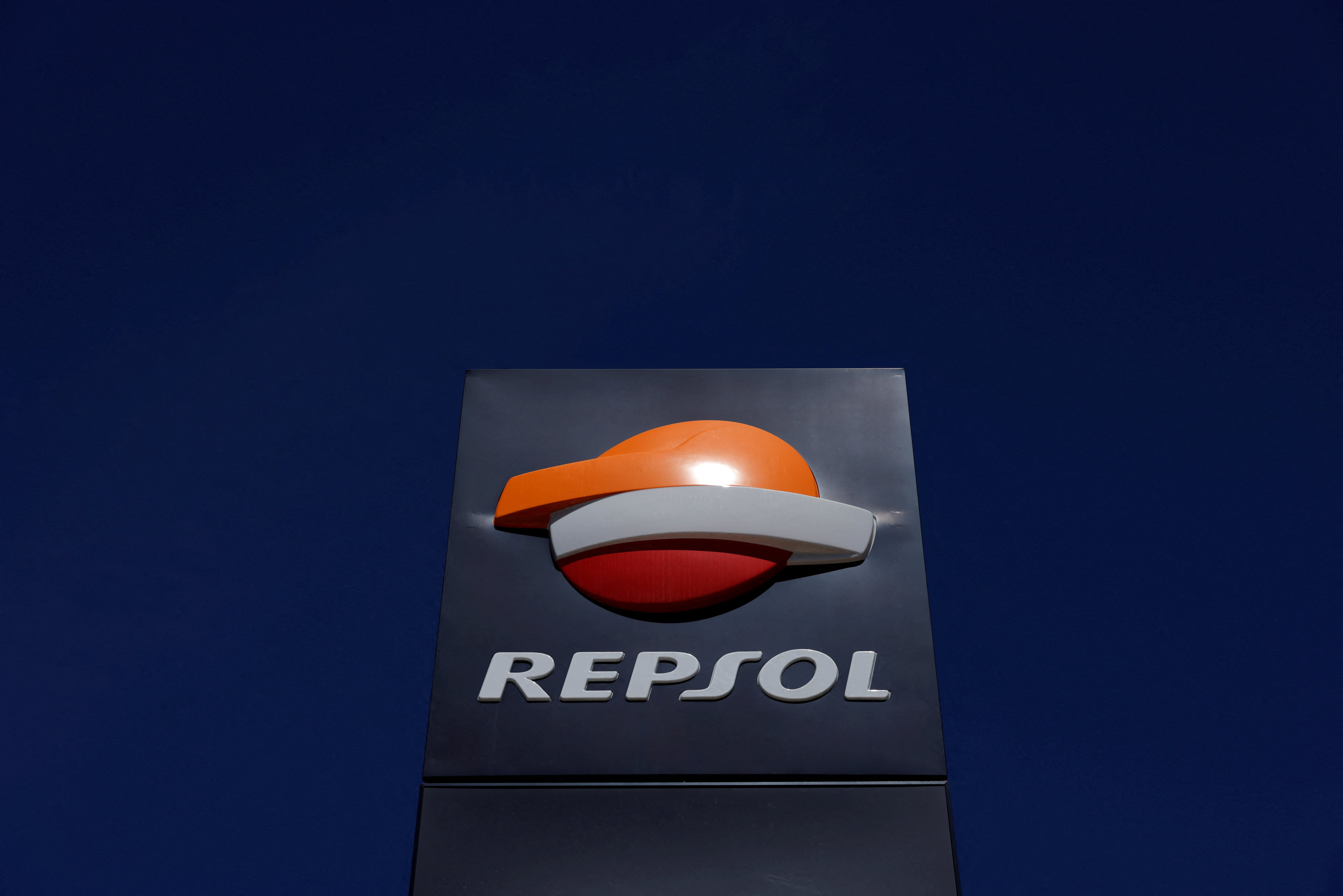 El logotipo de Repsol se muestra en una gasolinera.