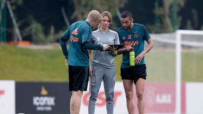 A diretora de de ciência esportiva Vosse de Boode, entre Van de Beek e Ziyech, num treino do Ajax em Doha, em janeiro de 2020.