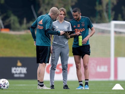 A diretora de de ciência esportiva Vosse de Boode, entre Van de Beek e Ziyech, num treino do Ajax em Doha, em janeiro de 2020.