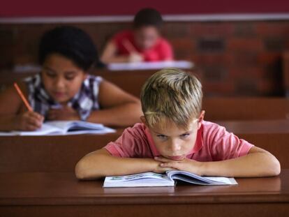 Niños con libros escolares.