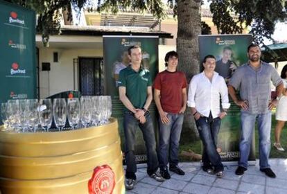 De izquierdada a derecha: Antonio Reviriego, Mikel Benito Daniel Giganto y Eduardo Cros, los cuatro finalistas del concurso al Mejor tirador nacional de cerveza celebrado ayer en Madrid