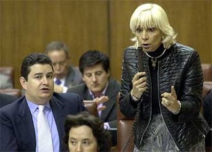 Teófila Martínez responde a Manuel Chaves durante la sesión de hoy del Parlamento andaluz.