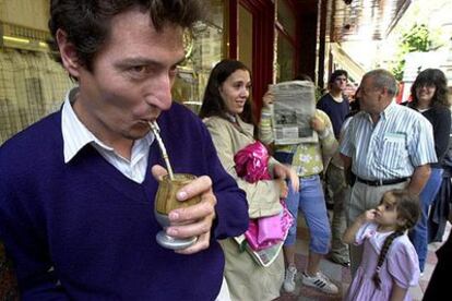 Un ciudadano argentino bebe mate en Buenos Aires.