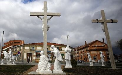 Conjunto escult&oacute;rico en una glorieta de Navalcarnero que emula el calvario de Jesucristo.