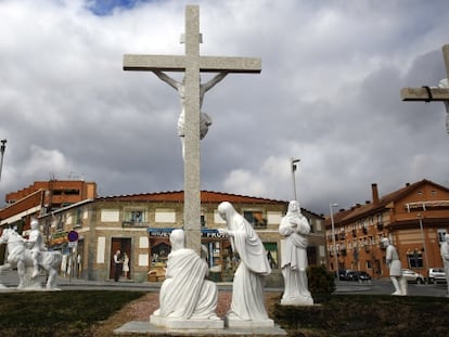 Conjunto escult&oacute;rico en una glorieta de Navalcarnero que emula el calvario de Jesucristo.