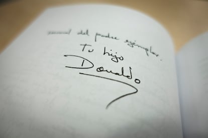 La firma de Luis Donaldo Colosio en una carta a su padre, en el libro 'Las cartas de Colosio', de Rafael Medina Martínez.