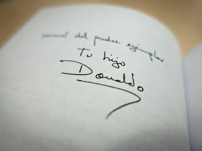 La firma de Luis Donaldo Colosio en una carta a su padre, en el libro 'Las cartas de Colosio', de Rafael Medina Martínez.