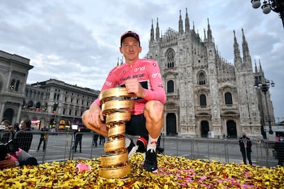 Tao Geoghegan celebra su triunfo en el Giro de Italia ante el Duomo de Milán este domingo.
