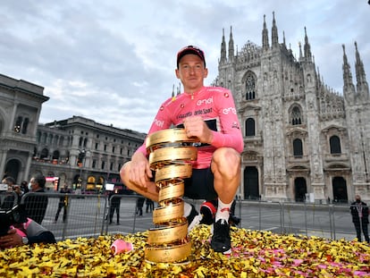 Tao Geoghegan celebra su triunfo en el Giro de Italia ante el Duomo de Milán este domingo.