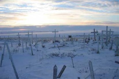 En este solitario cementerio de Brevig Mission (Alaska), el virus de la <b><i>gripe española</b></i> ha guardado su profundo enigma durante más de ochenta años.