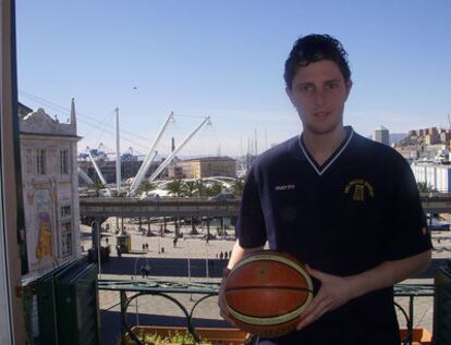 Con al vista del puerto de Génova, durante la presentación como jugador de baloncesto.