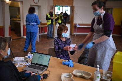 Una mujer se prepara para salir del centro de vacunación tras recibir el fármaco de AstraZeneca, el 20 de febrero en Sheffield.