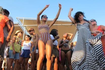 Fiesta en Rockaway Beach, la playa a la que cantaron The Ramones.