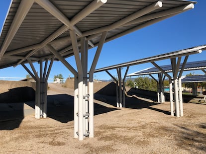 Detalles de la nueva pérgola con las placas fotovoltáicas.