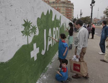 Niños y adultos pintaron en 2008 la gran reivindicación de que el solar de Jesuitas alojara un jardín y no un hotel.