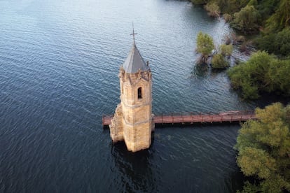 La torre de la de iglesia de Villanueva de Las Rozas emerge de entre las aguas del pantano del Ebro.
