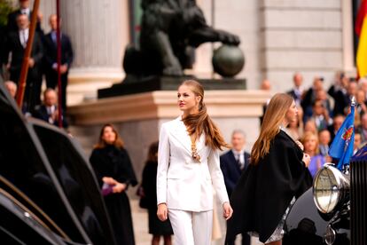 La princesa Leonor se dirige al vehículo que le  trasladará al Palacio Real, tras haber jurado la Constitución. 