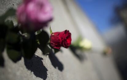 El mur del memorial a Bernauer Strasse s'ha omplert de flors per commemorar la caiguda de l'anomenat 'mur de la vergonya', que va tenir dividida Alemanya des del 13 d'agost del 1961 fins al 9 de novembre del 1989.