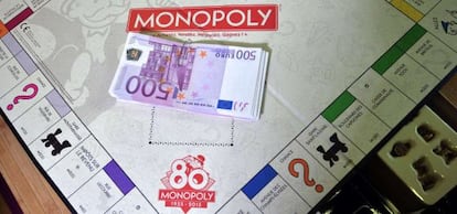 Billetes de 500 euros listos para introducir en una caja de Monopoly.