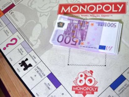 Billetes de 500 euros listos para introducir en una caja de Monopoly.