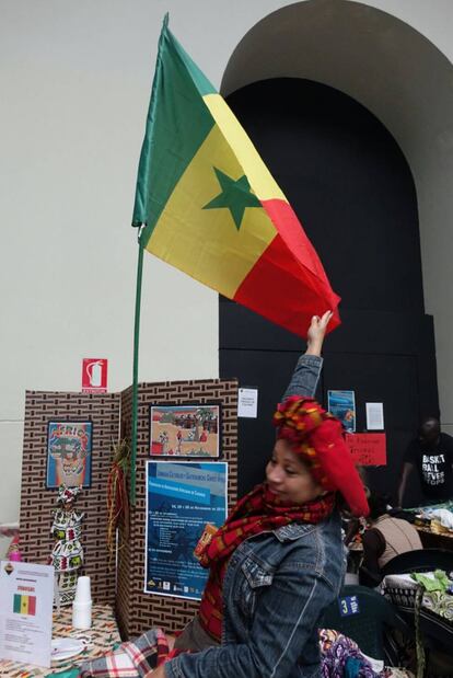 Miembro de la FAAC con la bandera de Senegal