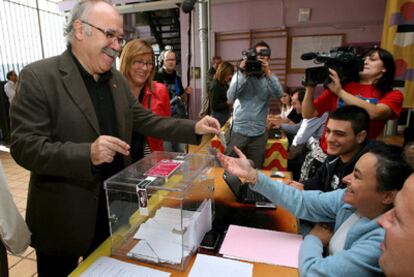 El vicepresidente de la Generalitat, Josep Lluís Carod-Rovira, vota en la consulta popular independentista de Tarragona.