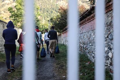 Un grupo sale del refugio Fraternità Massi de Oulx. Intentará cruzar la frontera alpina francoitaliana y llegar a la ciudad de Briançon, en Francia. Desde octubre, el refugio abre las 24 horas del día. Rainbow4Africa calcula que, desde marzo hasta julio de 2021, el valle de Susa ha acogido sobre todo a viajeros procedentes del Kurdistán iraquí, Irán y Afganistán. Por Oulx han pasado al menos 1.547 personas solo de este último país.